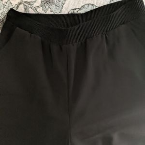Size 6 pants elastic waist and pockets